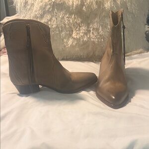Women's Brown Leather Ankle Boots - Stylish Western-Inspired Booties